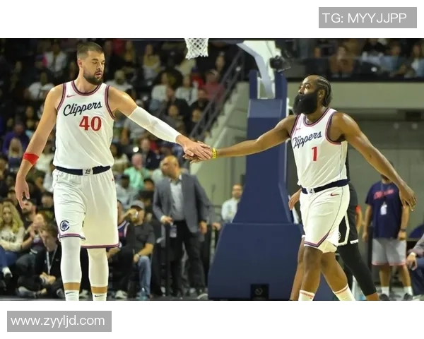 快船力战勇士目标冲击季后赛名额 双方核心对决引爆精彩对抗 快船力战勇士目标冲击季后赛名额 双方核心对决引爆精彩对抗